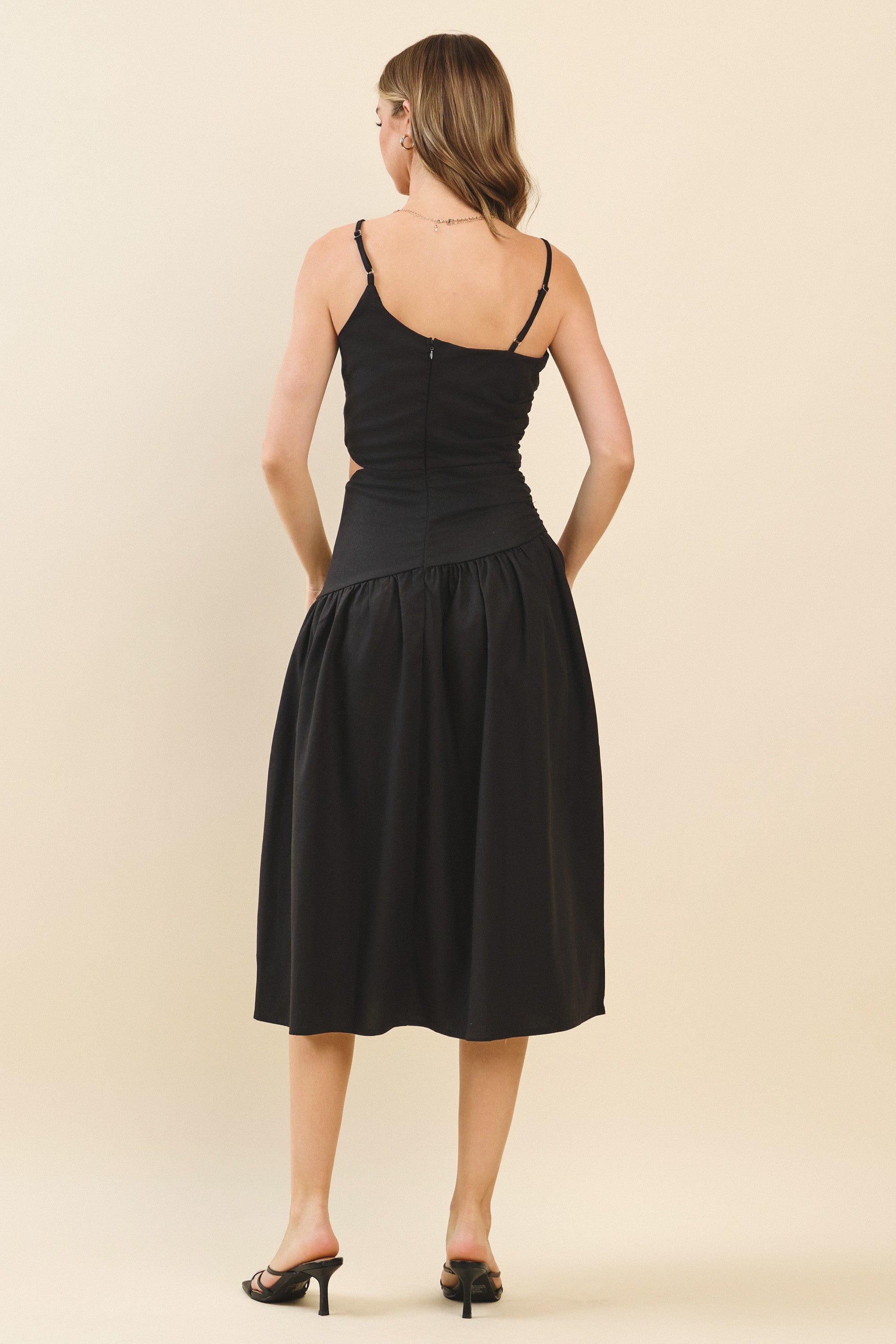 Vestido Negro Asimétrico Cut Out Lena